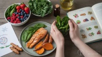 Vitiligo, Pemphigus and Autoimmune Skin Conditions: AIP Diet, Hashimoto Coexistence, and Antioxidant Strategy